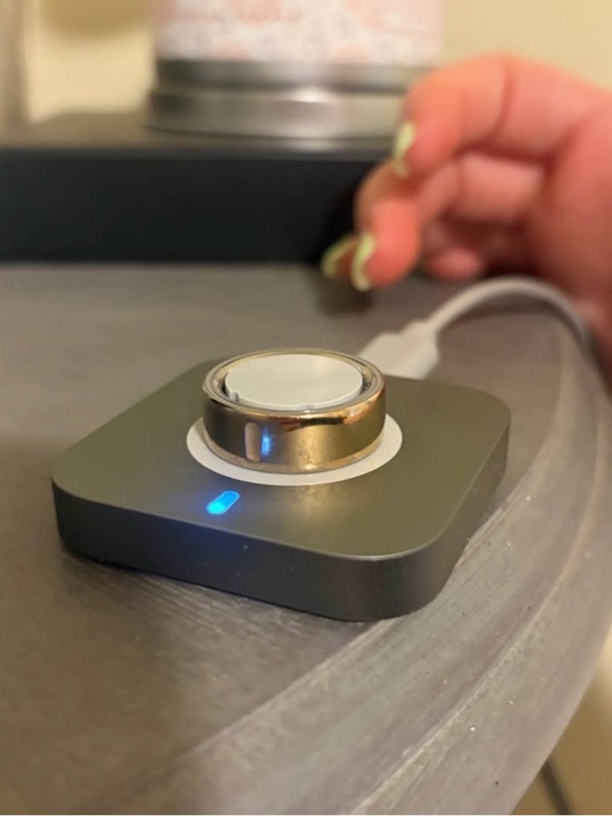 Oura Ring 4 Gold Gen 4 - Picture 2 of 4